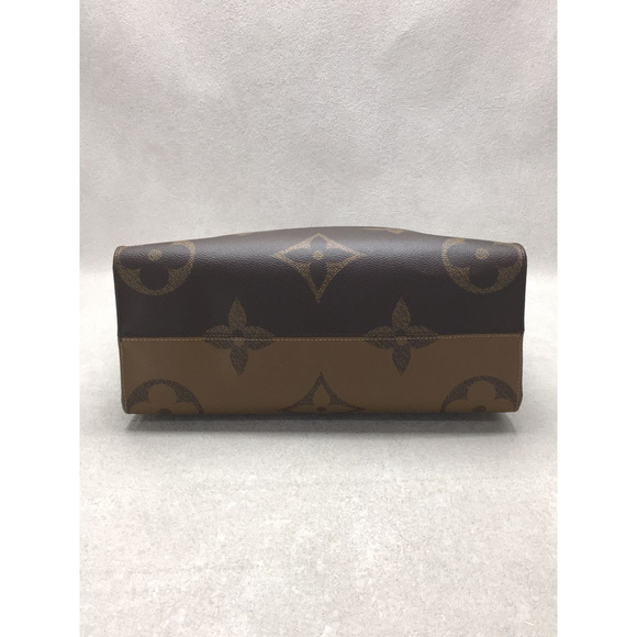 Louis Vuitton On The Go MM Monogram Tote Bag - Picture 4 of 6